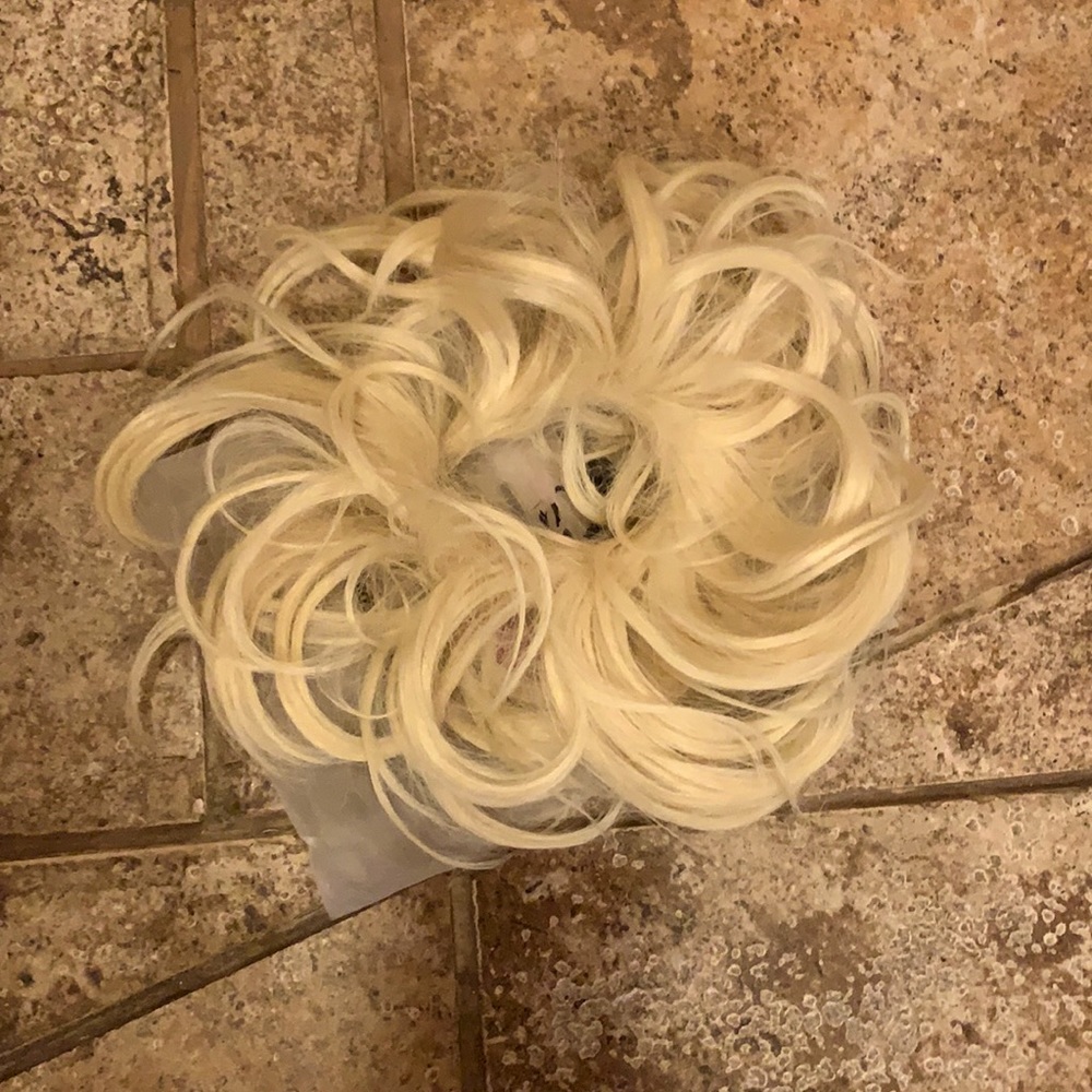NEW JuvaBun hair piece in blonde